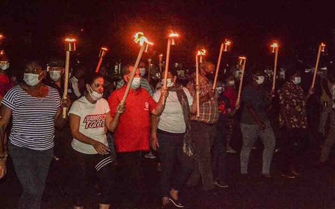 La luz brilla siempre por José Martí en Santiago de Cuba 2 2701 marcha antorchas santiago2