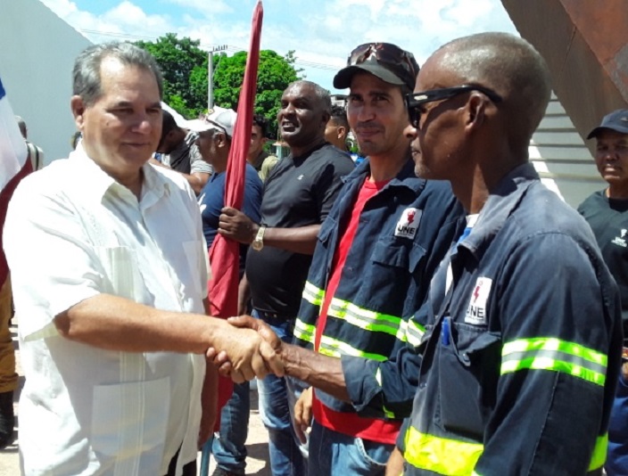 Abanderan brigada de trabajadores eléctricos que parten hacia Pinar del Río 2 electricos