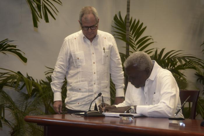 Firma y refrendación de un Código validado por el pueblo 3 f0305682