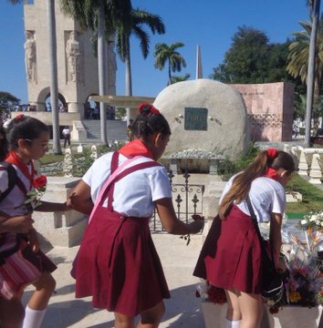 Rinden tributo a Fidel en el cementerio Santa Ifigenia de Santiago de Cuba 4 FiZrG fWAAAIL4p 1