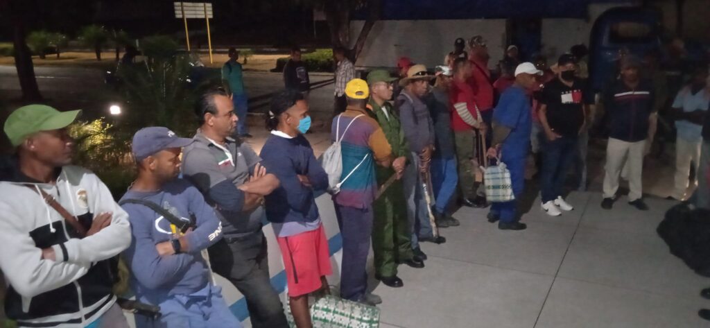 Movilizan fuerzas populares para enfrentar incendio en inmediaciones de Santiago de Cuba 2 330485136 930845558042603 4889697175557755413 n 1