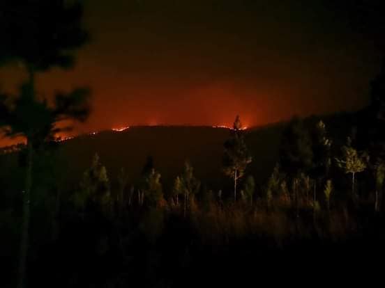 Movilizan fuerzas populares para enfrentar incendio en inmediaciones de Santiago de Cuba 5 333981937 720154712917618 6897543673071644623 n 1