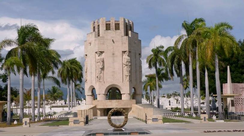 Tributo del Presidente cubano al calor de los 72 años del Mausoleo a José Martí 1 cementerio mausoleo2 marti