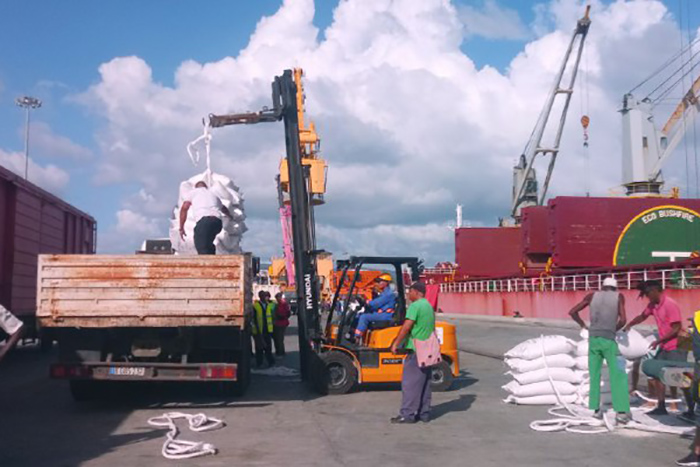Descargan barco de arroz para canasta básica en Santiago de Cuba.