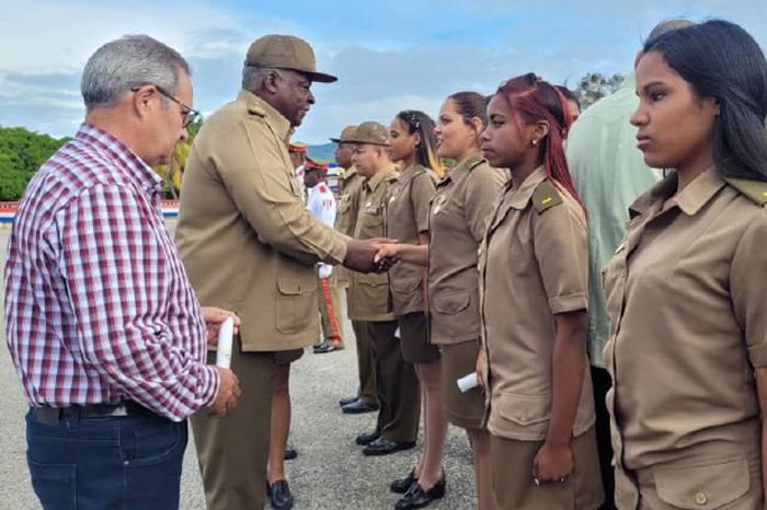 Nuevos oficiales de las FAR se gradúan en Santiago de Cuba.