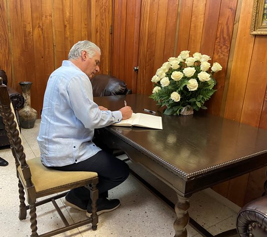 Presidente de Cuba firma libro de condolencias por atentado en Rusia