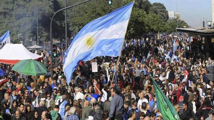 Marchan en Argentina en defensa de la educación pública