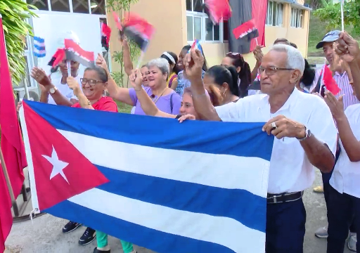 Entrega la CTC bandera vanguardia nacional al Laboratorio Farmacéutico Oriente