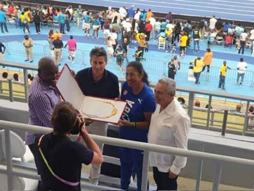 Envía World Athletics a Cuba distinción otorgada a Juantorena