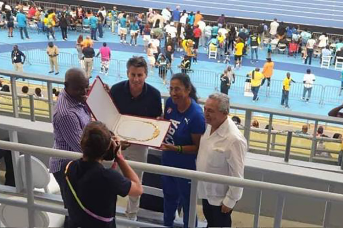 Envía World Athletics a Cuba distinción otorgada a Juantorena