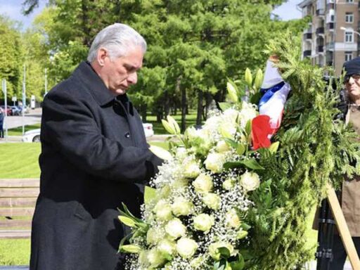 Díaz-Canel rinde honores a Fidel Castro en Moscú