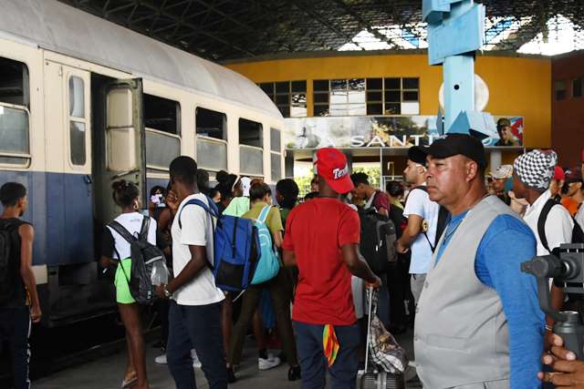 Inician transportación de estudiantes universitarios a través del tren Santiago Guantánamo para facilitarles el tránsito entre ambas provincias