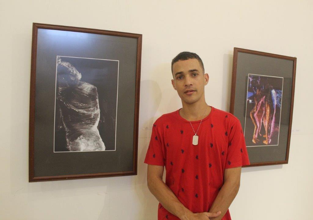MARLON RENE. FOTOGRAFO ENTRE DOS DE LAS IMAGENES DE LA EXPOSICION TEATRUM MUNDI. EL TEATRO DEL MUNDO