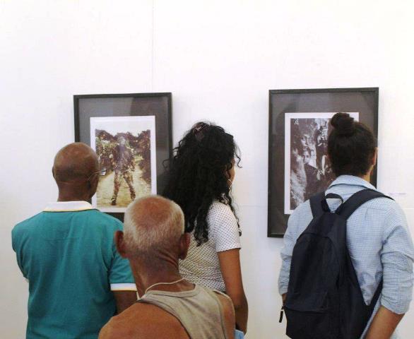 PUBLICO APRECIANDO LA EXPOSICION. 2
