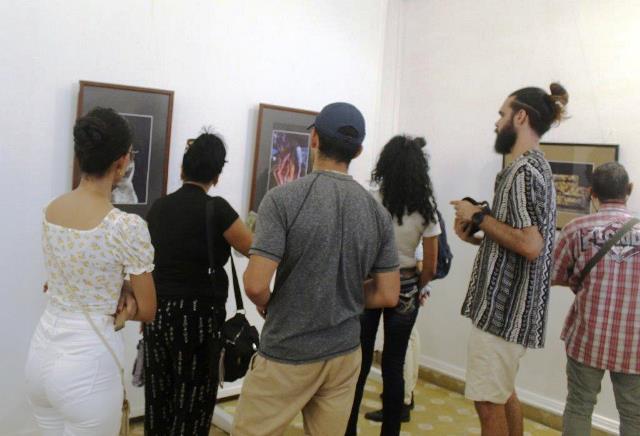 PUBLICO APRECIANDO LA EXPOSICION
