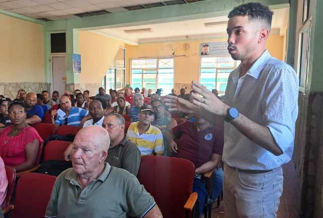 Gabriel Mosqueda Reprentante de la MYPIME MERCAMAX durante el Encuentro entre Actores Economicos y el Gobierno Provincial