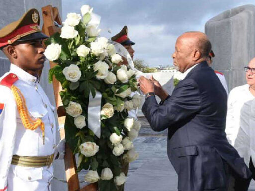 Recibe presidente namibio Orden José Martí