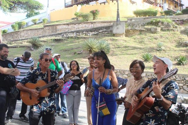 Un sueño que se realiza en la comunidad 1 LIUDMILA EN LA BARRIADA DEL TIVOLI JUNTO A LA AGRUPACION SON ARTE