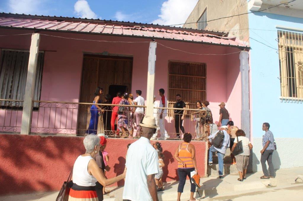 Un sueño que se realiza en la comunidad 3 LIUDMILA RECIIBIENDO A LOS VECINOS EN LA INAUGURACION DEL MERCERON CENTER