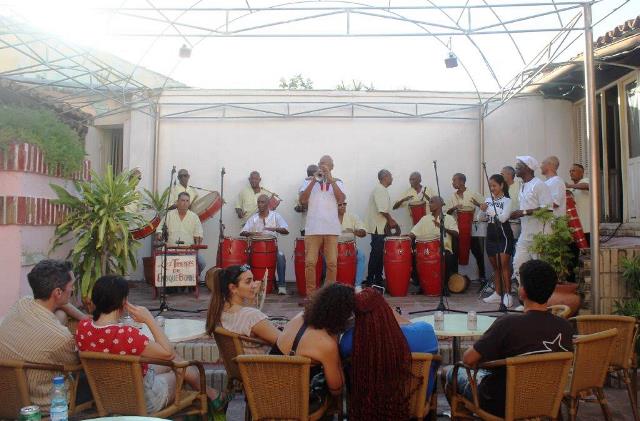 TAMBORES DE ENRIQUE BONNE EN LA UNEAC
