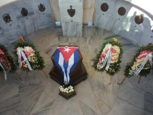 En la losa de Martí, «flores y una bandera»