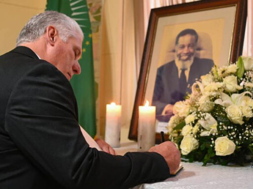 Firma Díaz-Canel Libro de Condolencias en embajada de Namibia