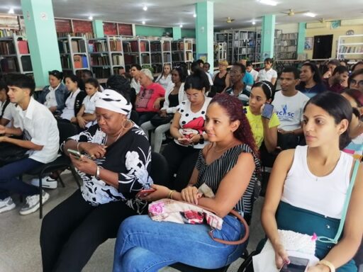 Feria del Libro presenta títulos en la Facultad No.1 de Medicina