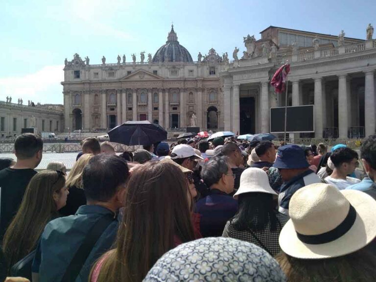 Mar de pueblo en Plaza de San Pedro para despedir al papa Francisco 2 funeral papa 1 768x576 1