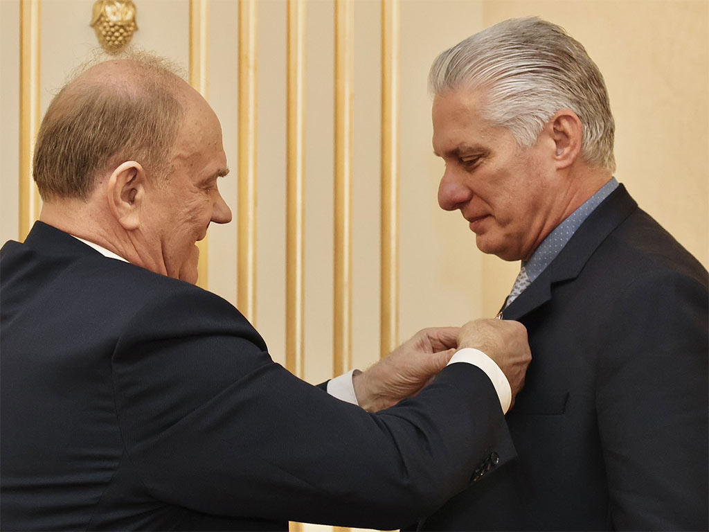 Portada 4 Comunistas rusos imponen a presidente de Cuba medalla 80 aniversario