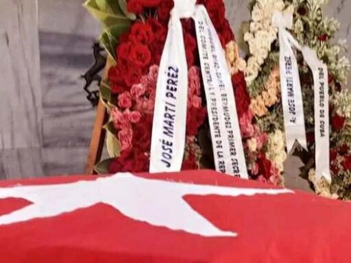 A Martí, flores y una bandera