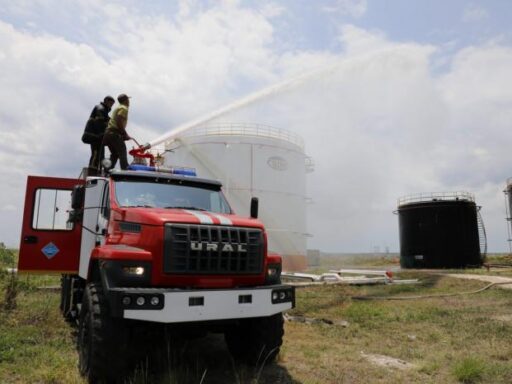 Continúa extracción de crudo tras derrame controlado en inactiva termoeléctrica José Martí