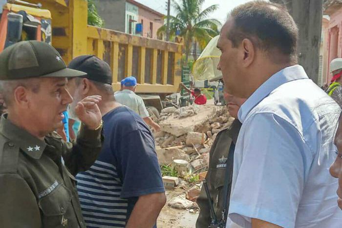 Derrumbe en edificio: buscan a dos personas atrapadas