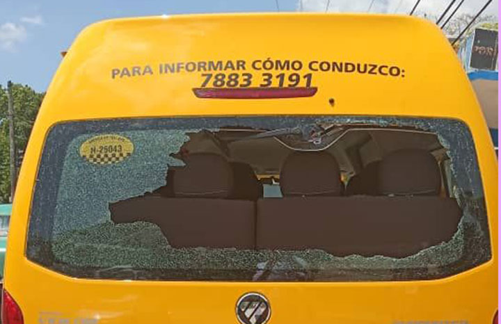 Detienen a mujer por daños a microbús de Taxis Cuba en La Habana