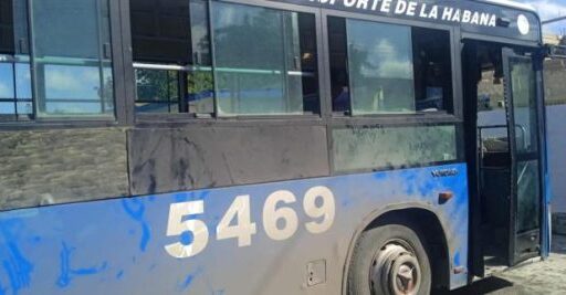 Reportan daños en ómnibus de La Habana tras una pelea entre pasajeros