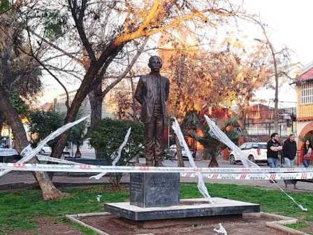 Chilenos celebran retorno de estatua de Martí a parque de Santiago