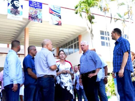 Recorre Díaz-Canel centros culturales y sociales de La Habana