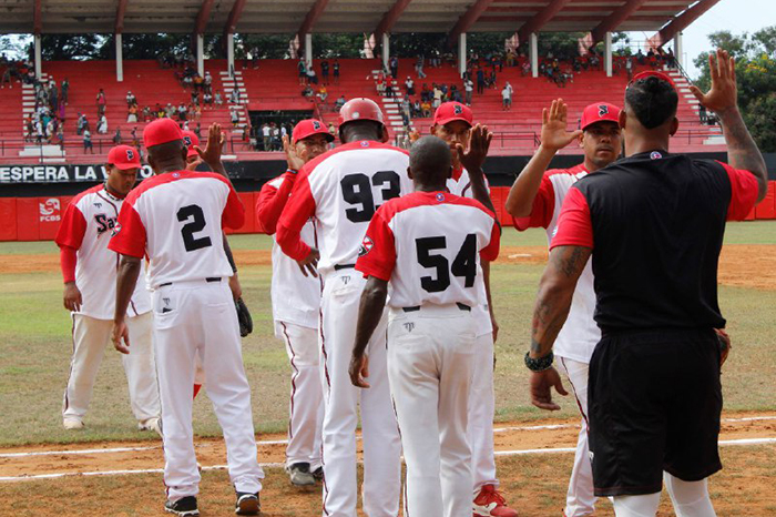 Avispas pican fuerte a los Piratas en la Serie Nacional