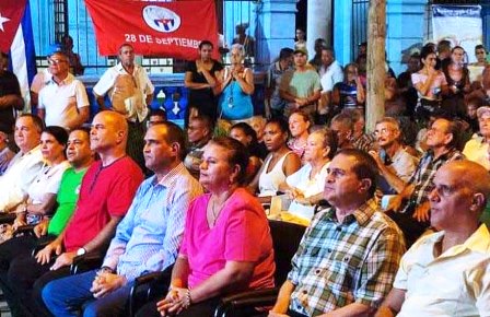 La Habana honra el legado de los CDR con bandera de aniversario
