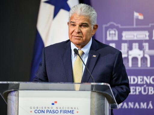 Presidente panameño niega paso expedito por Canal de buques EEUU