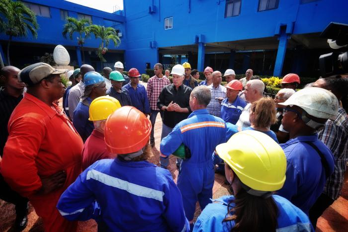 Díaz-Canel a los trabajadores del sector eléctrico: «Están trabajando duro y bien»