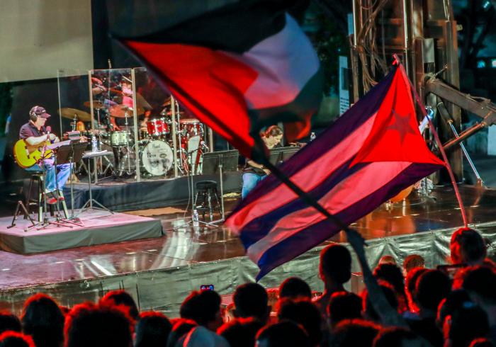 En la escalinata, desde casa, la primera canción… luego a Latinoamérica