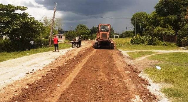 En San Luis reparan vial hacia el poblado de Chile