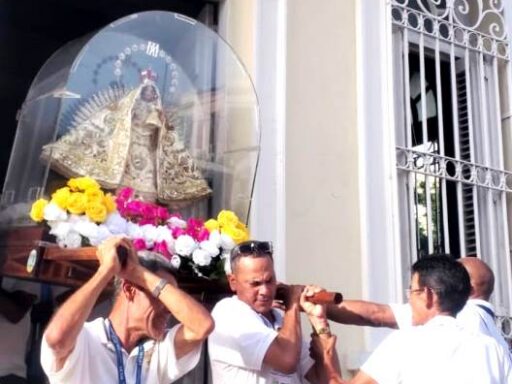 Virgen Mambisa en las calles de Santiago
