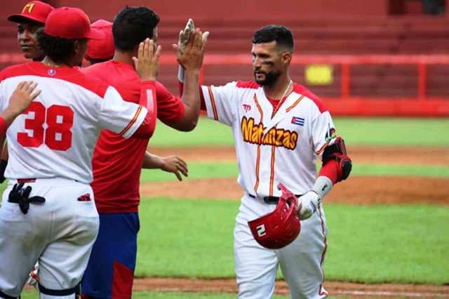 Cocodrilos ahuyentaron a los Cazadores en serie beisbolera