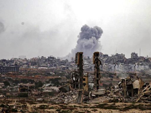 Israel comienza retirada parcial de Gaza, pero continúa ataques