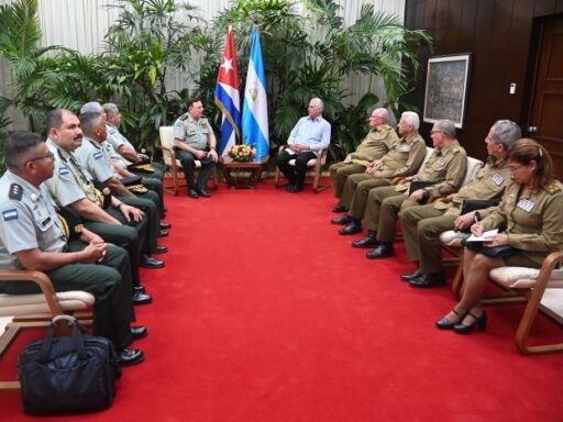 Recibió Díaz-Canel al Comandante en Jefe de las Fuerzas Militares del Ejército de Nicaragua