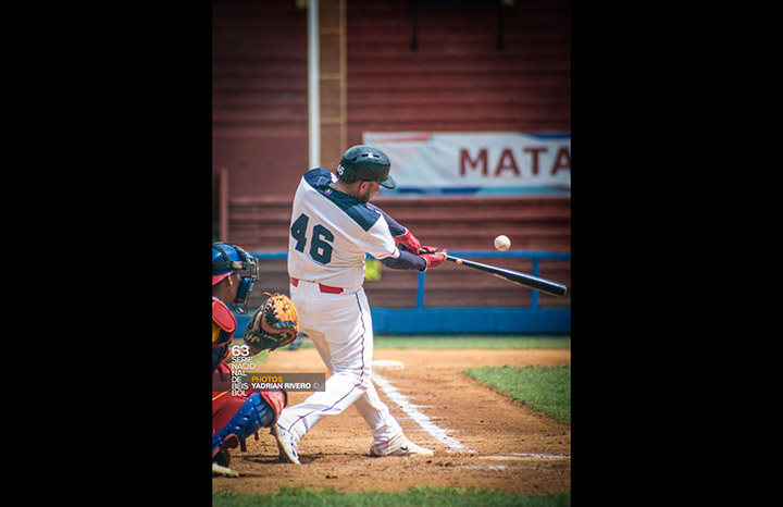 Cachorros holguineros solos en la cima de la Serie Nacional