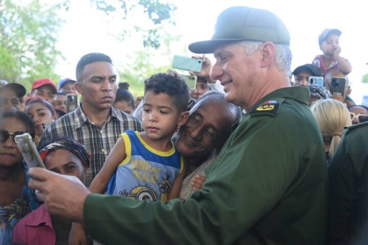 Regresa Díaz-Canel a comunidades afectadas en Granma