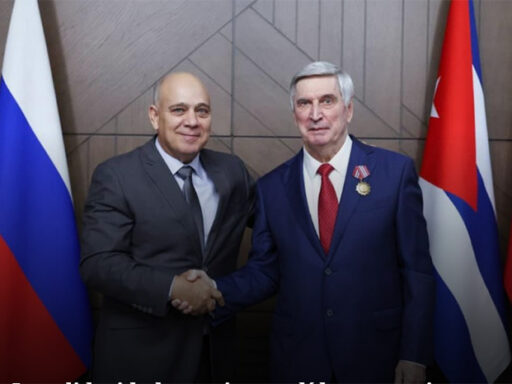 Condecora Morales Ojeda a dirigente comunista ruso