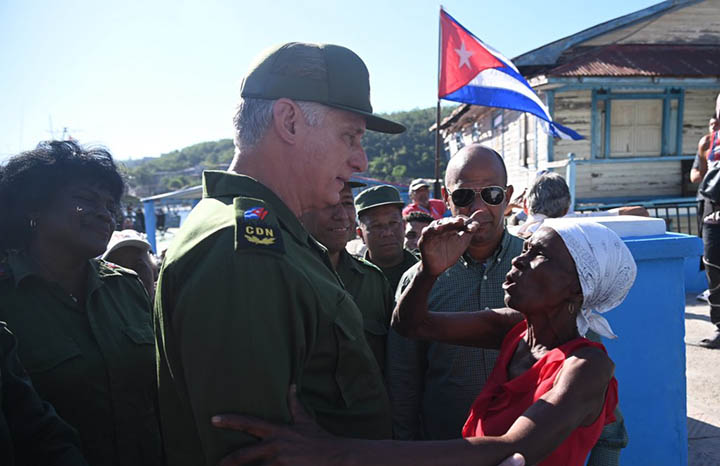 Recorrió Díaz-Canel comunidad santiaguera Cayo Granma